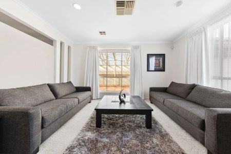 Spacious Family Home - Photo 4