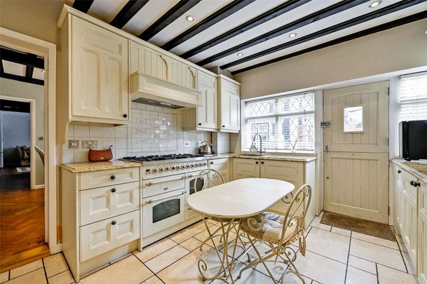 A beautifully presented and furnished three bedroom cottage in an idyllic location in the Heart of Eton. - Photo 1