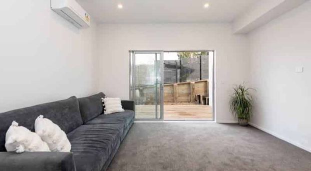 Modern 2 bedroom townhouse - Photo 1