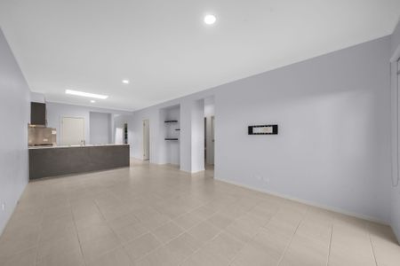 Stylish Single Level Living in Mosaic Estate! - Photo 4