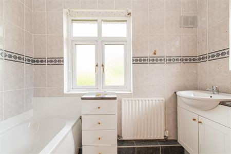 3 bed House - Semi-Detached To Let - Photo 3