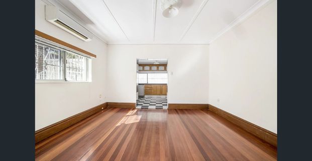 SPACIOUS 2 BEDROOM FRONT HOUSE - Photo 1