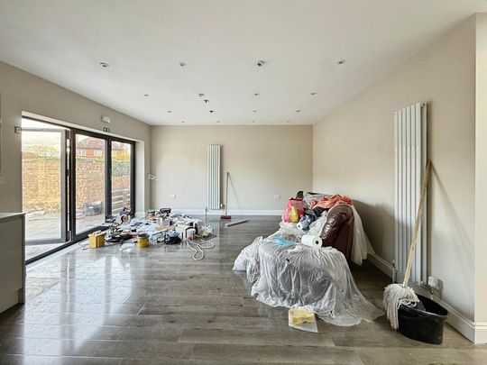 8 bedroom bungalow to rent - Photo 1