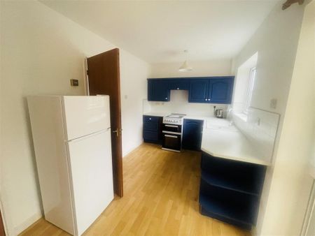 2 bedroom semi-detached house to rent - Photo 5