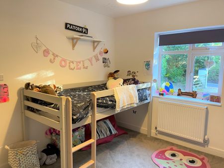 5 bedroom Desirable Five Bedroom Bungalow to rent - Photo 4