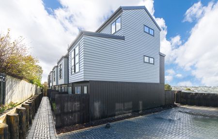 Modern living on Triangle! - Photo 2