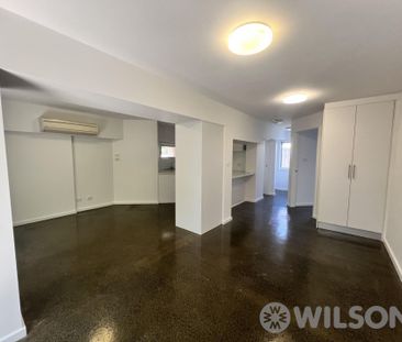 Modern 1 bedroom apartment with private courtyard - Photo 5