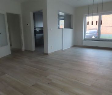 Gelijkvloers tweeslaapkamerappartement met tuin en carport! - Photo 2