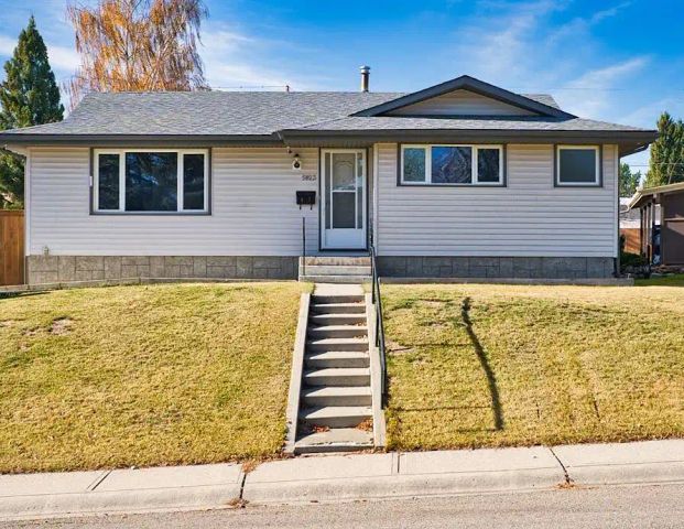 Newly renovated bungalow, Heated oversize DBL garage, air condition, RV parking — 4 Bedrooms House - Photo 1
