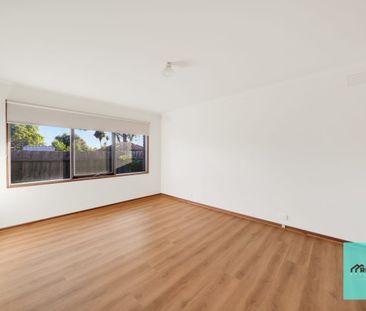 Spacious Family Home: a short stroll to Shopping Center. - Photo 5