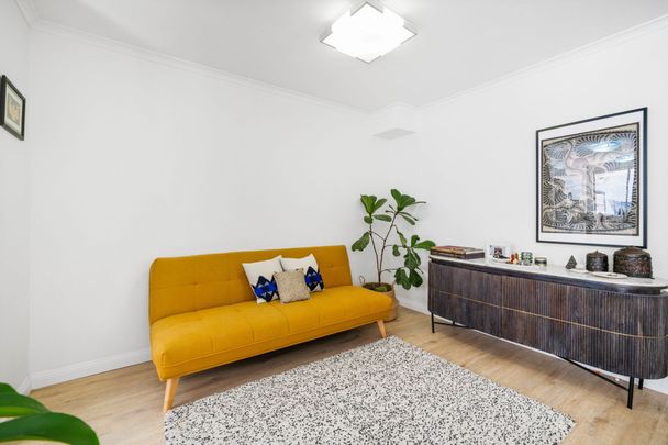 A Semi-Sized Parkside Apartment in Paddington Gardens - Photo 1