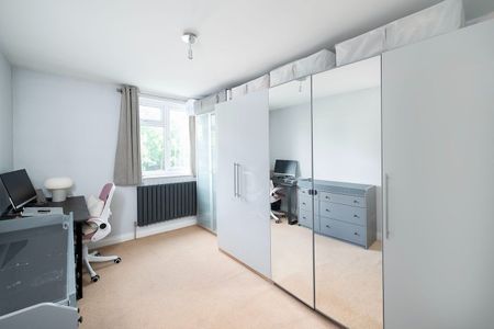 2 Bed Terraced House, Cobham, NW9 - Photo 2