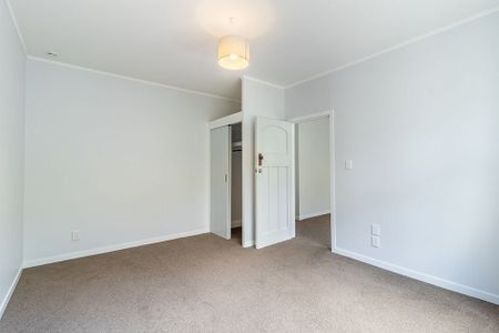 Large Renovated 1 Bedroom Unit - Photo 2