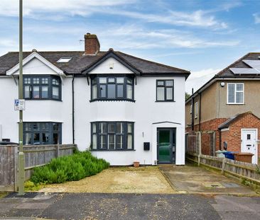 Three bedroom family home - Photo 1