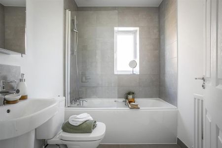 3 bedroom semi-detached house to rent - Photo 4