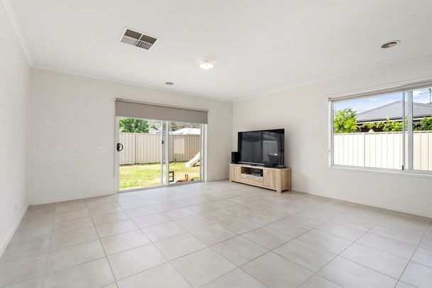 43 AXFORD BOULEVARD, Wodonga VIC 3690 - House For Rent | Domain - Photo 1