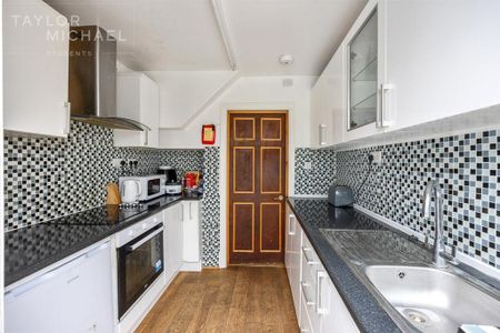 4 bedroom semi-detached house to rent - Photo 4