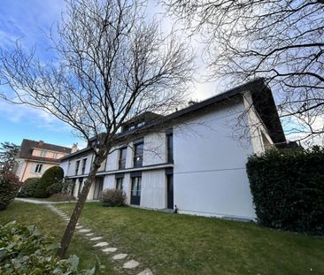 Attic with mezzanine and panoramic view of the lake and mountains! - Photo 1