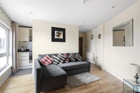 2 Bed Flat, Raphael House, IG1 - Photo 2