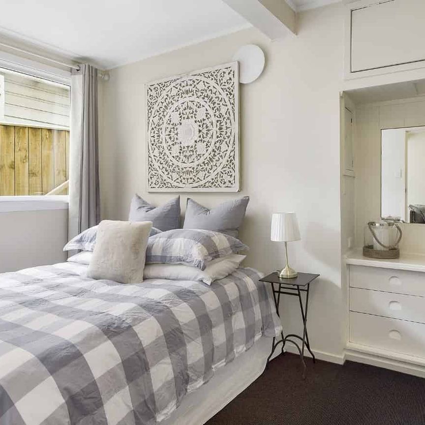 TIDY ONE BEDROOM DOWNSTAIRS FLAT: close to Lyall Bay & Kilbirnie. - Photo 1