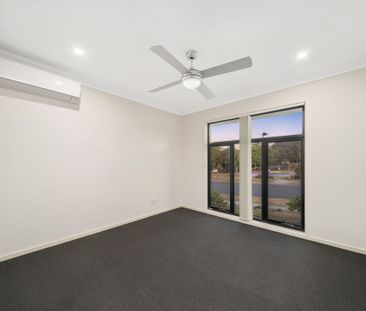 MODERN HOME WITH MULTIPLE LIVING AREAS + SOLAR - Photo 4