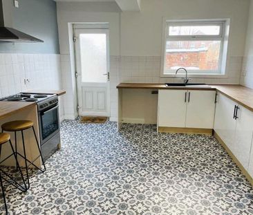 2 bedroom end of terrace house to rent - Photo 4