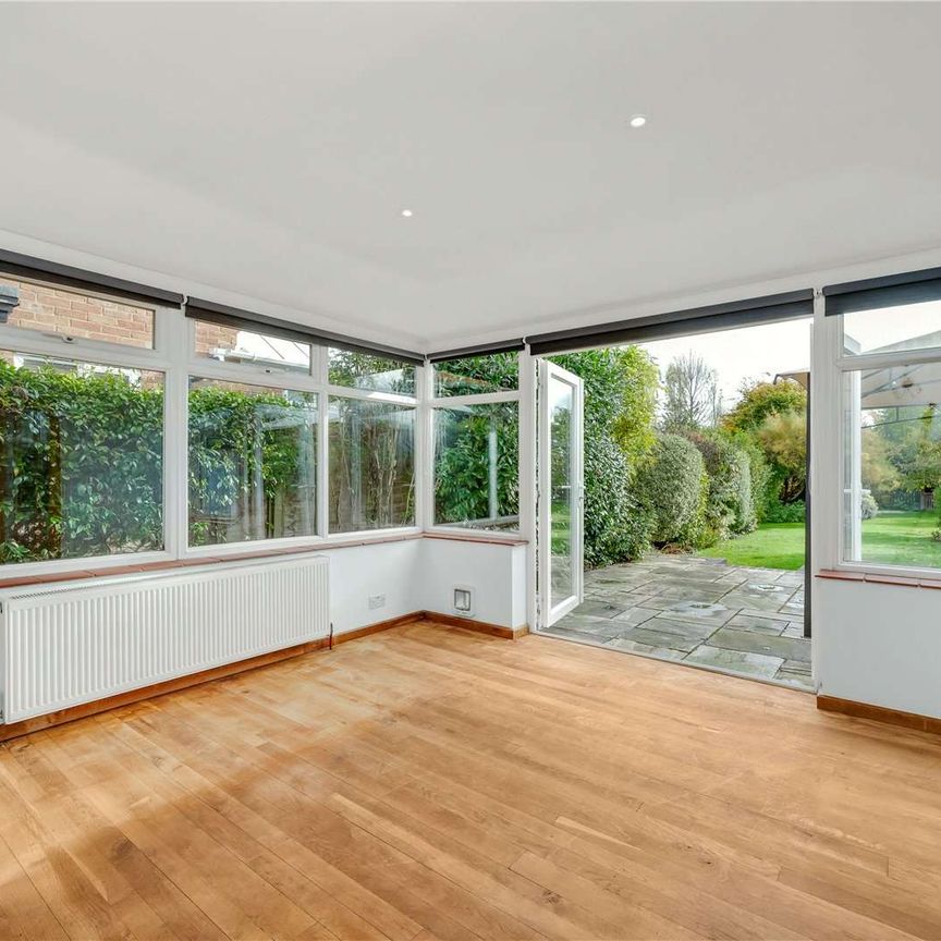 Four bedroom detached cottage in the heart of Warfield - Photo 1