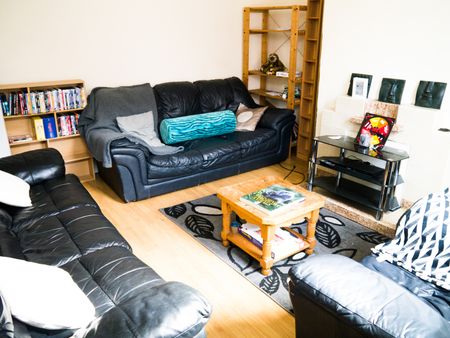 2 Bedroom Terraced House - Photo 2