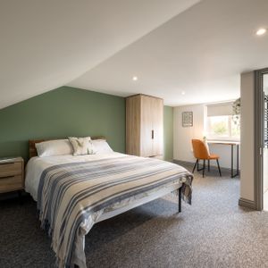 OX Living is proud to present this high-quality 8-bedroom co-living property, perfect for working professionals looking for stylish, stress-free living. - Photo 3