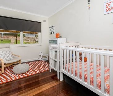 Lovely brick home with spacious pet friendly yard - Photo 3