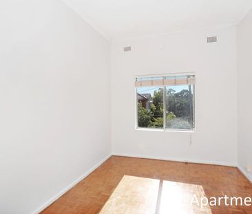 SPACIOUS 1 BEDROOM FLAT IN GREAT LOCATION - Photo 2