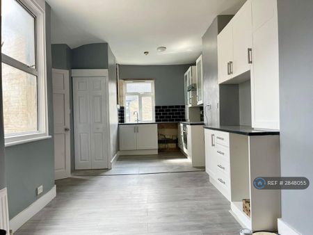 3 bedroom maisonette to rent - Photo 3