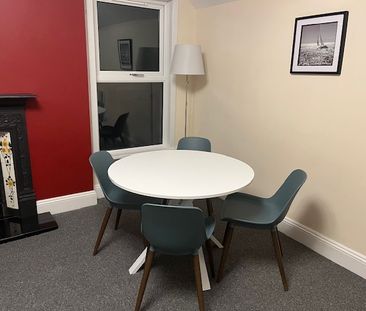 Top Floor Apartment to rent in Southsea just minutes from the pictu... - Photo 2