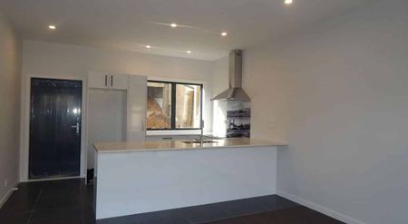 House close to the shop - Photo 4