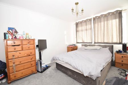 3 bedroom end of terrace house to rent - Photo 2