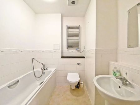 Douglas Court, Fleet Road, Fleet, Hampshire, GU51 - Photo 5