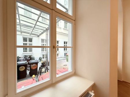 Stilvoll sanierte Altbauwohnung in bester Innenstadtlage – Ruheoase am Getreidemarkt - Photo 2