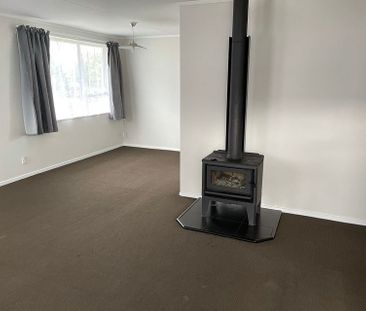 This stylish 3-bedroom family home in a safe neigh - Photo 4