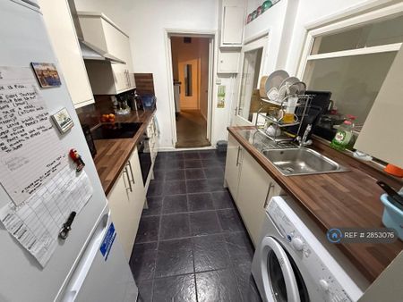 1 bedroom in a house share to rent - Photo 5