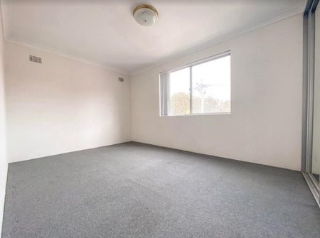 SPACIOUS TWO BEDROOM UNIT WITH LOCK UP GARAGE! - Photo 3