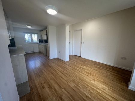 4 bedroom detached house to rent - Photo 2