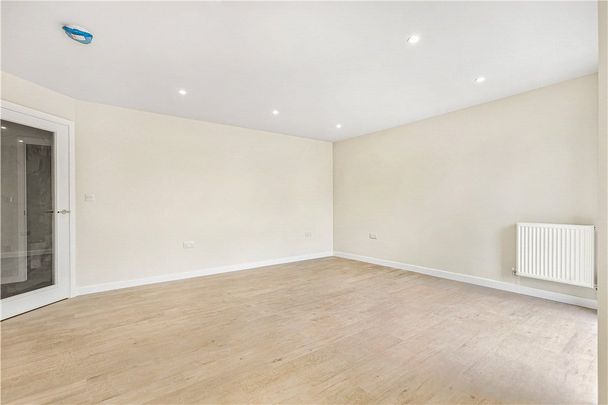 A newly built modern apartment situated on the ground floor with a private patio in this popular south Oxfordshire location. Ideally located for access to the A34, central Abingdon, Oxford and Didcot for train links. - Photo 1