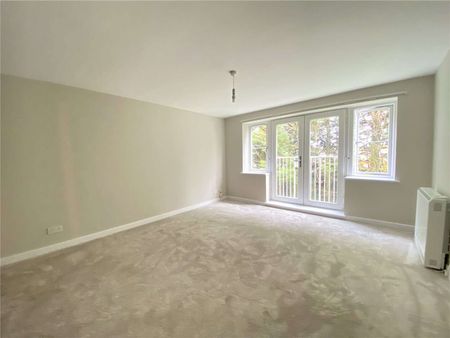 A contemporary apartment forming part of a modern development set in vibrant Crawley. - Photo 3