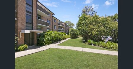 Renovated Ground Floor Two Bedroom Unit with Air Conditioning and Lock Up Garage! - Photo 4