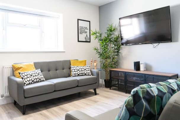 Cromwell Road #16 - Photo 1