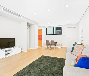 Centrally Positioned, Tastefully Updated, Near New And Private, Exp... - Photo 1