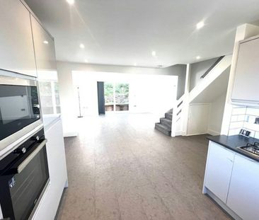 Mews house to rent on - Photo 4