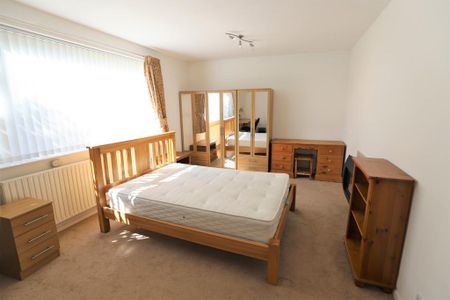 4 bedroom semi-detached house to rent - Photo 3