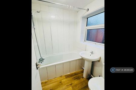 3 bedroom flat to rent - Photo 3