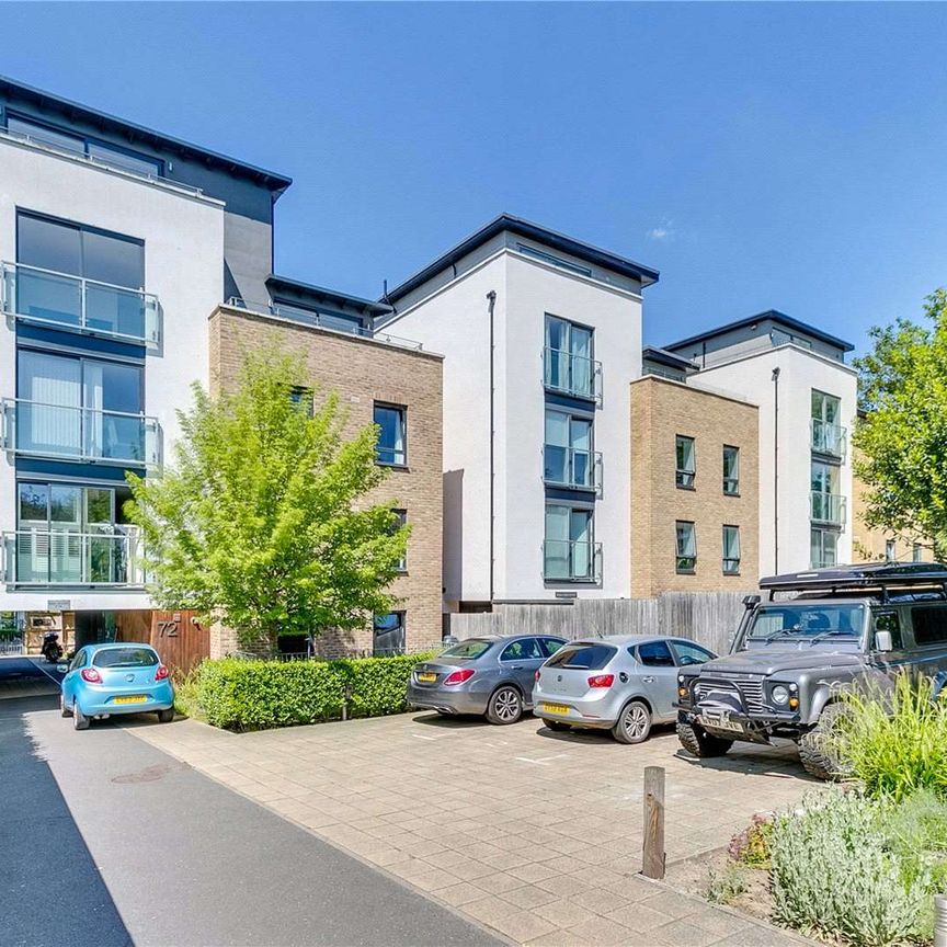 Exceptional three bedroom penthouse apartment with private terraces. - Photo 1